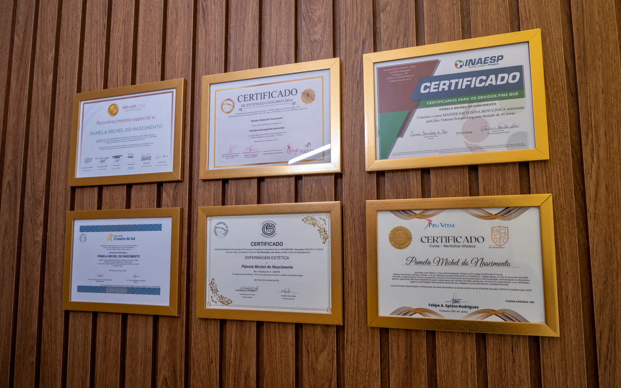 Certificados expostos na clínica