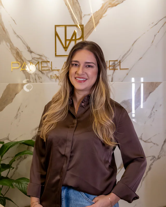 Dra. Pamela Michel sorrindo na clínica